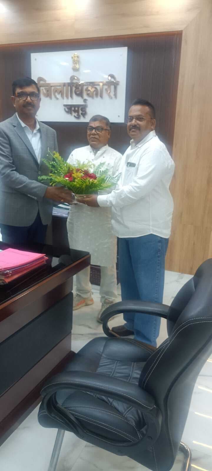 झाझा नगर परिषद अध्यक्ष ने डीएम से की मुलाकात, जाम, अतिक्रमण व ट्रैफिक व्यवस्था सहित कई मुद्दों पर हुई चर्चा