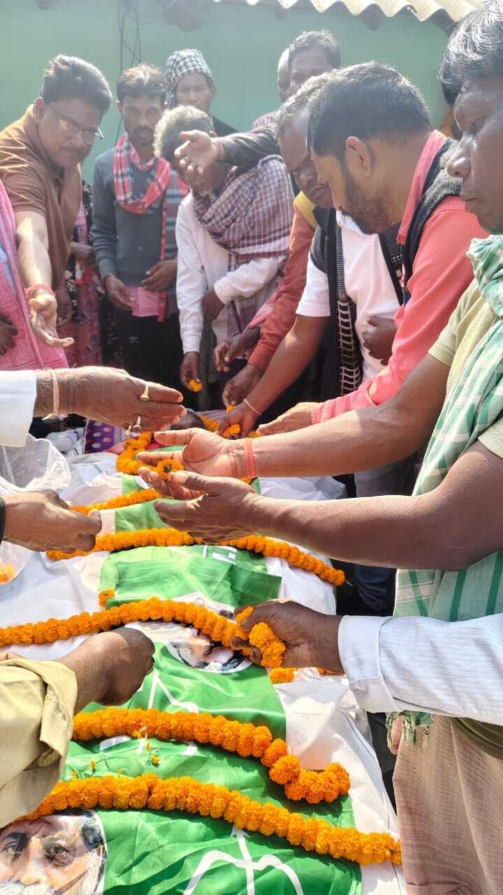 झामुमो के पूर्व प्रखंड अध्यक्ष का निधन, कार्यकर्ताओं ने दी श्रद्धांजलि