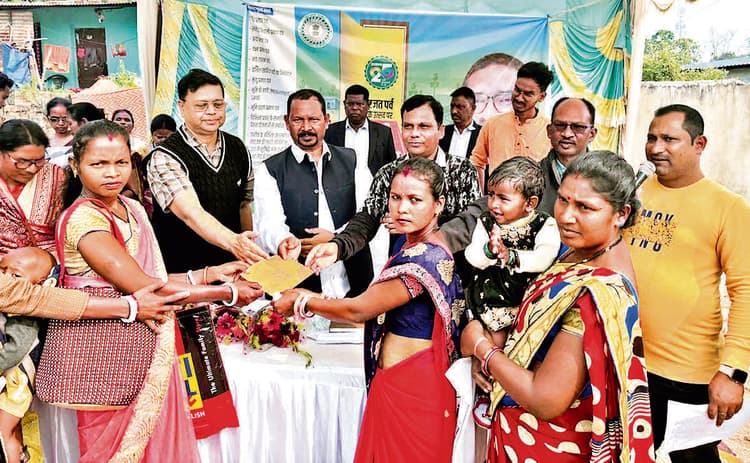 Chaibasa News : मंईयां के 300 व अबुआ आवास के 250 आवेदन आये