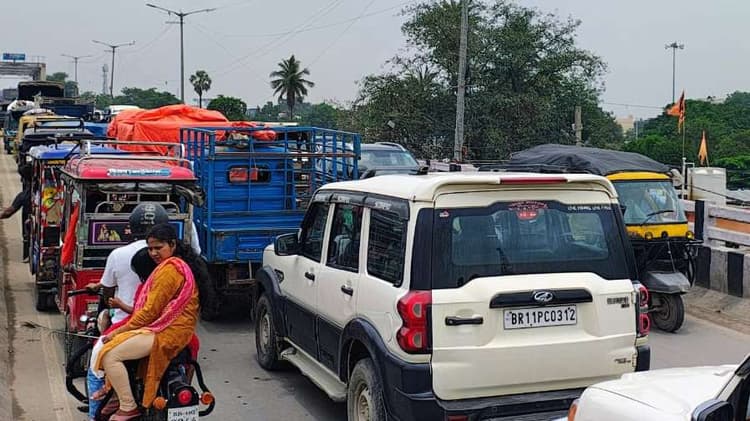 खुश्कीबाग ओवरब्रिज पर हर रोज ठहर जाती है वाहनों की रफ्तार
