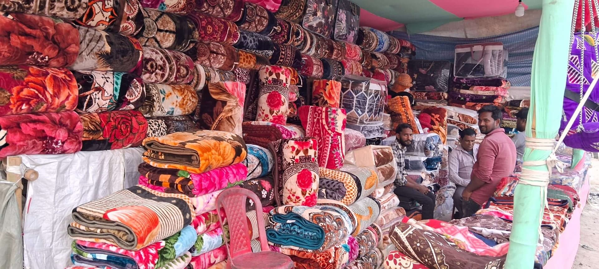 ठंड ने दी दस्तक, ऊनी कपड़ों से गर्म हुआ बाजार
