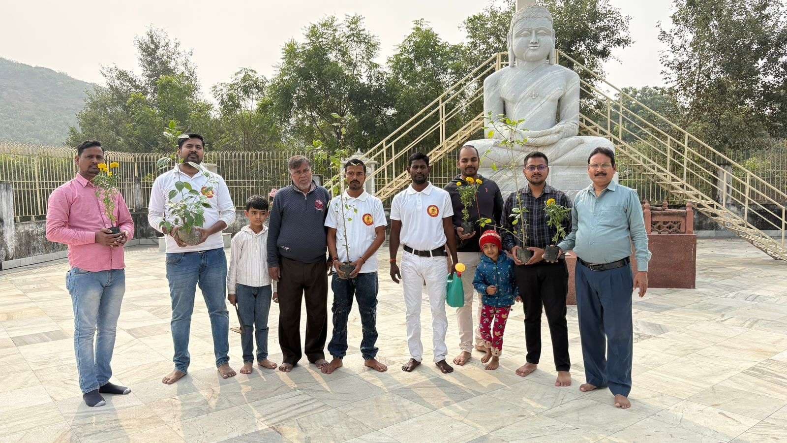 भगवान महावीर मंदिर परिसर में चलाया गया सफाई व पौधारोपण अभियान
