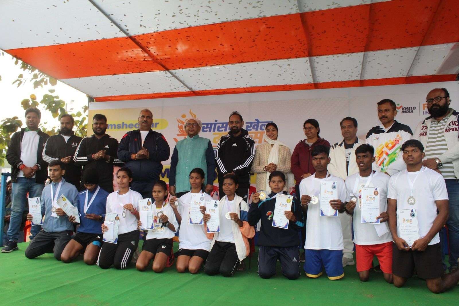 Sansad Khel Mathosav Marathon at jrd tata sports complex: सर्द मौसम में दिखा शहरवासियों का जोश, मैराथन में शामिल हुए 3 हजार प्रतिभागी Sansad Khel Mathosav Marathon at jrd tata sports complex: सर्द मौसम में दिखा शहरवासियों का जोश, मैराथन में शामिल हुए 3 हजार प्रतिभागी