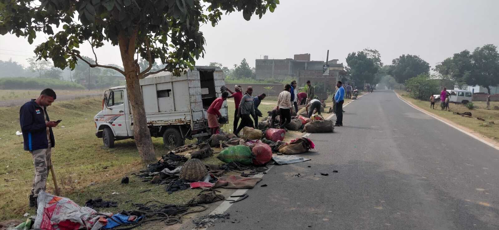 संयुक्त छापेमारी में आठ बाइक समेत 30 क्विंटल अवैध कोयला जब्त