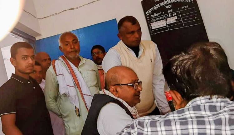 Motihari: गेहूं का बीज नहीं मिलने पर किसानों ने किया हंगामा