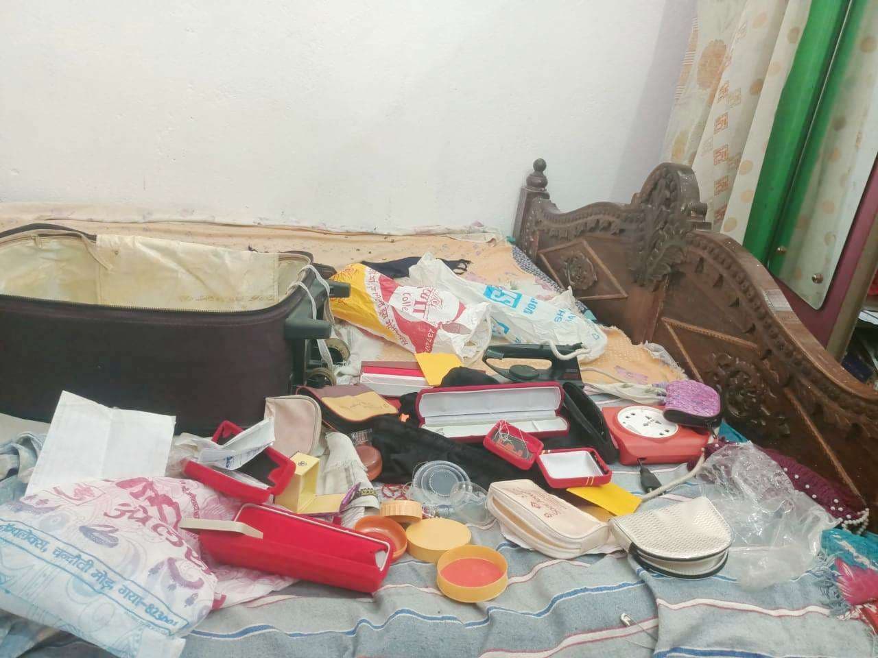 खिरियावा मोड़ के समीप दो बंद घरों को चोरों ने बनाया निशाना, लाखों की उड़ायी संपत्ति