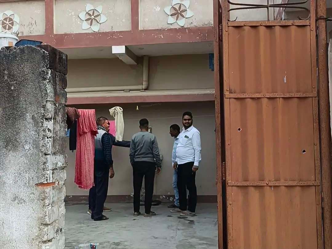 मनियड्डा में कारोबारी के घर पर अपराधियों ने की फायरिंग, दहशत में परिवार