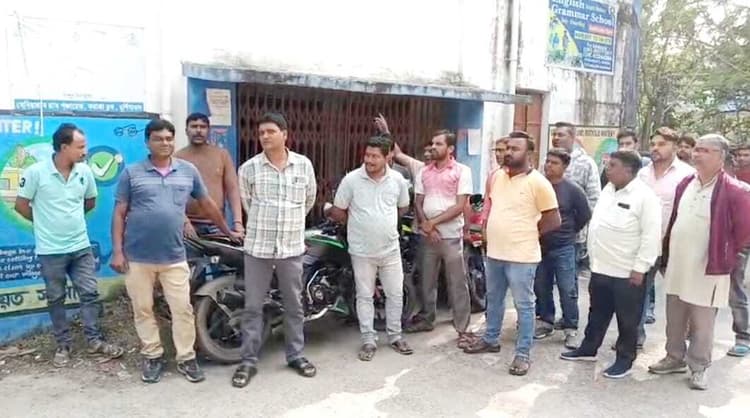 पंचायत कार्यालय खुलवाने पहुंचे बीडीओ का टीएमसी पंचायत अध्यक्ष का विरोध