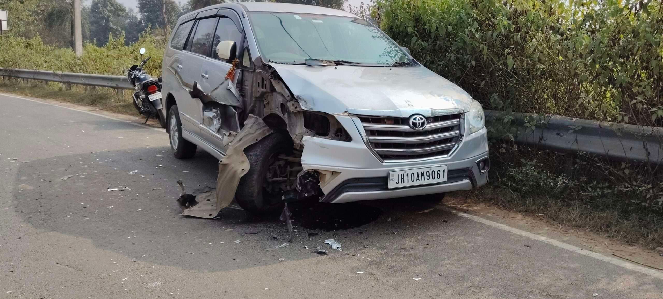 सिमुलतला-टेलवा मार्ग पर कार और एम्बुलेंस की भिड़ंत, बाल-बाल बचे लोग