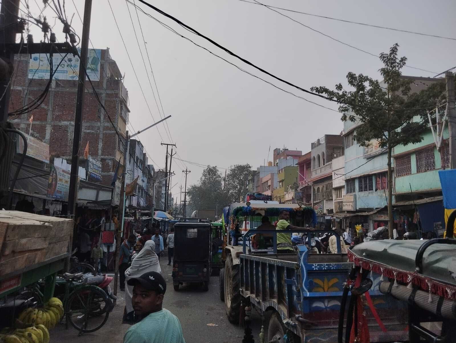 जाम में राहगीरों से लेकर एम्बुलेंस तक फंसी, प्रशासन से उचित कार्रवाई की मांग