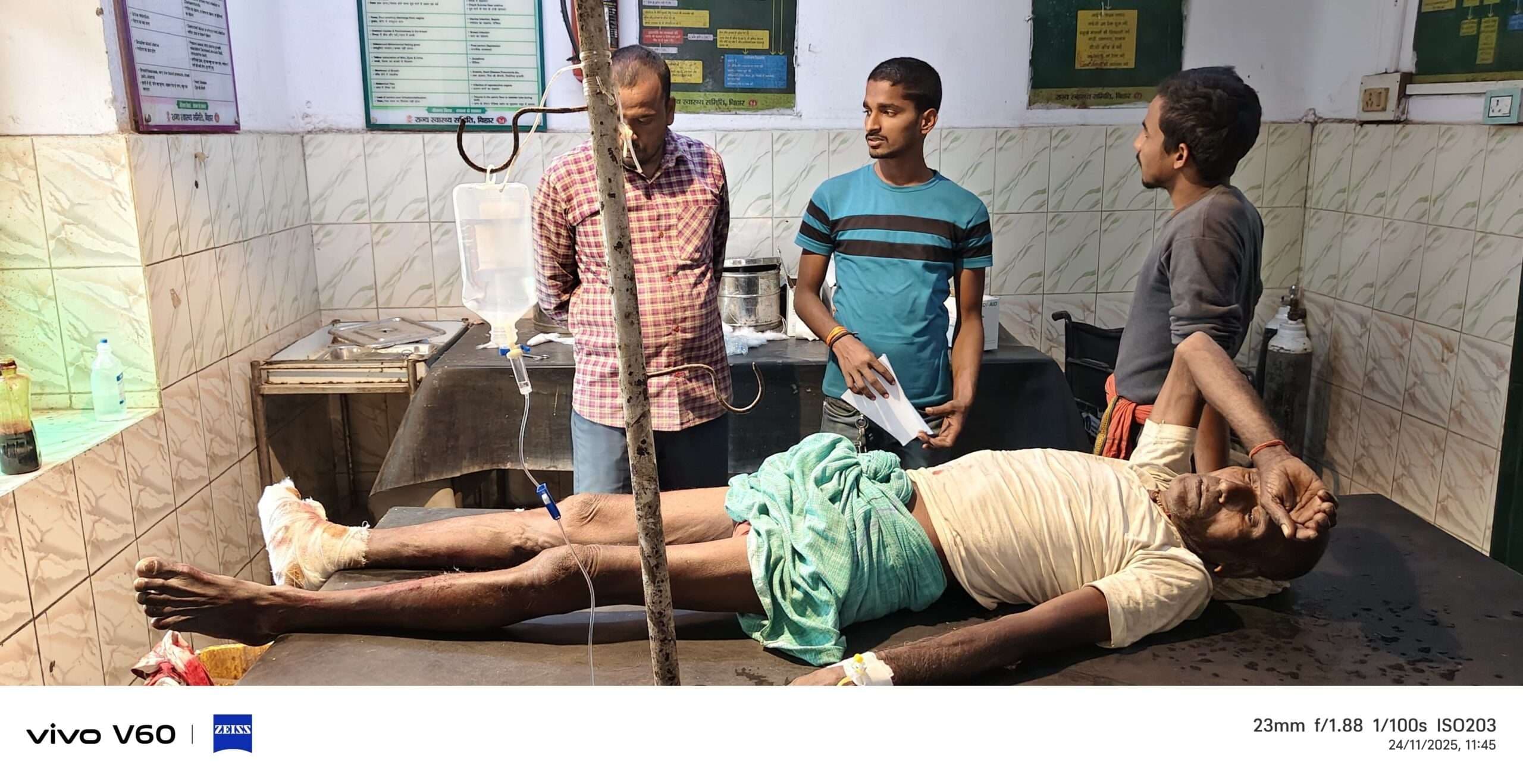 तेज रफ्तार ट्रक की चपेट में आने से बुजुर्ग घायल