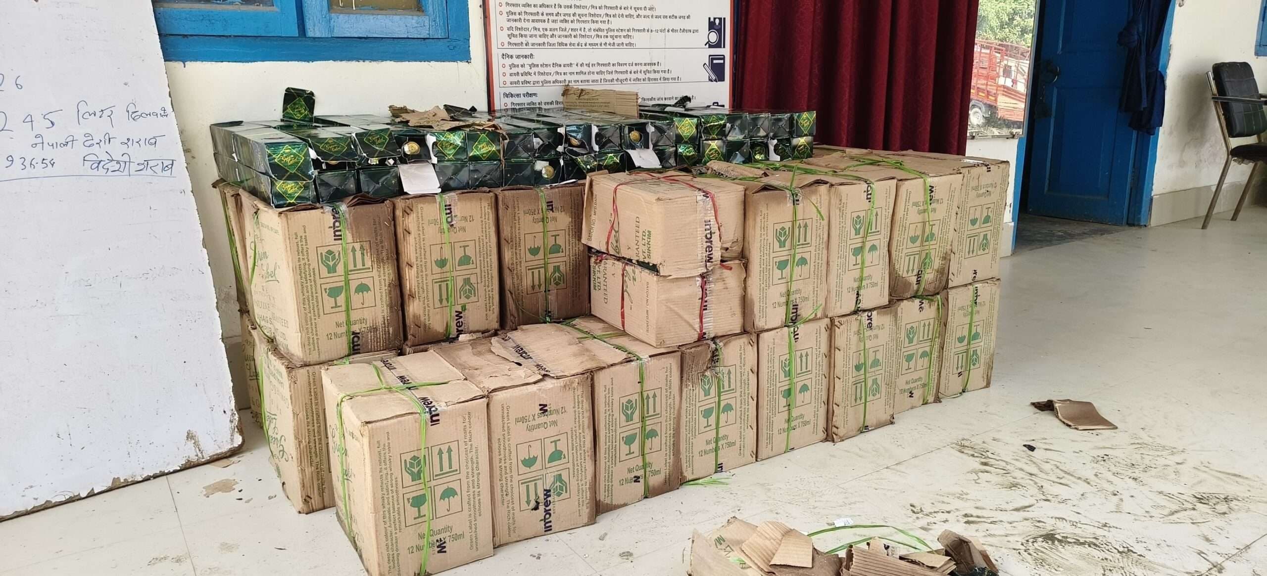 किशनपुर पुलिस ने दुर्घटनाग्रस्त पिकअप से बरामद की भारी मात्रा में अंग्रेजी शराब