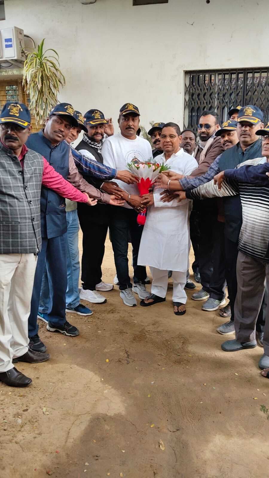 पूर्व सैनिकों ने विधायक को सौंपा ज्ञापन, मांगों के समाधान का किया आग्रह