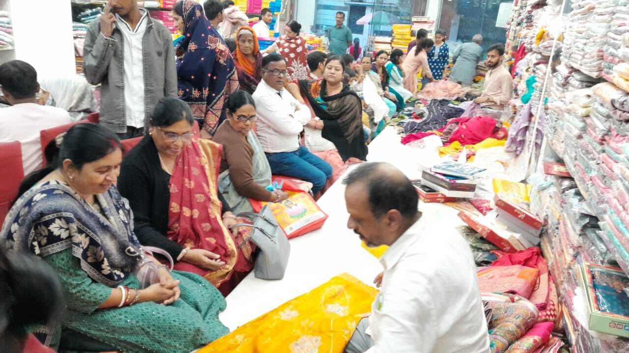शादी की चमक से दमक उठा बाजार, करोड़ों का हो रहा कारोबार