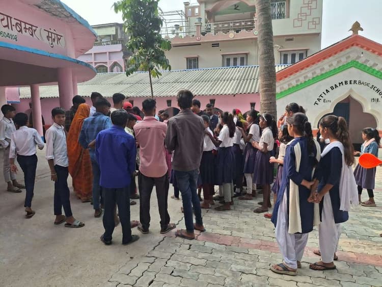 प्रधानाध्यापक पर छात्राओं ने लगाया बैडटच का आरोप, अभिभावकों ने किया हंगामा