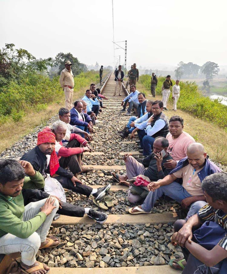 राजधर लाइन को रैयतों ने किया बाधित, वार्ता के बाद आंदोलन स्थगित