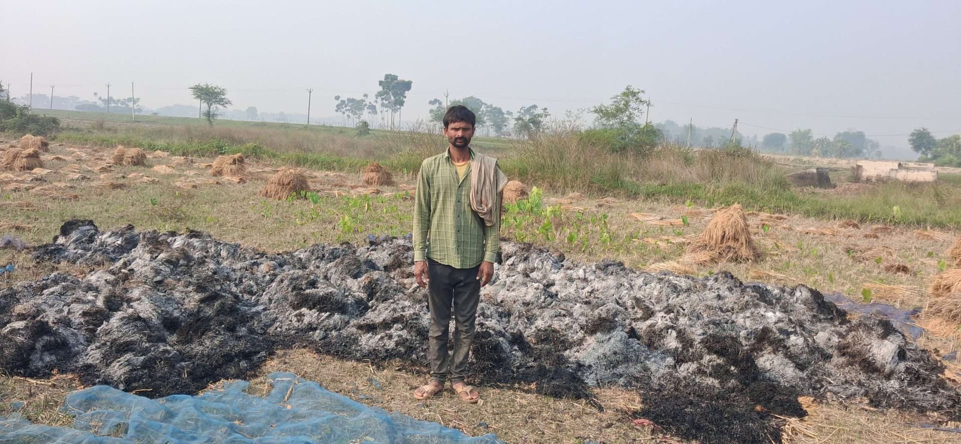 असामाजिक तत्वों ने धान के बोझों में लगायी आग, जलकर राख
