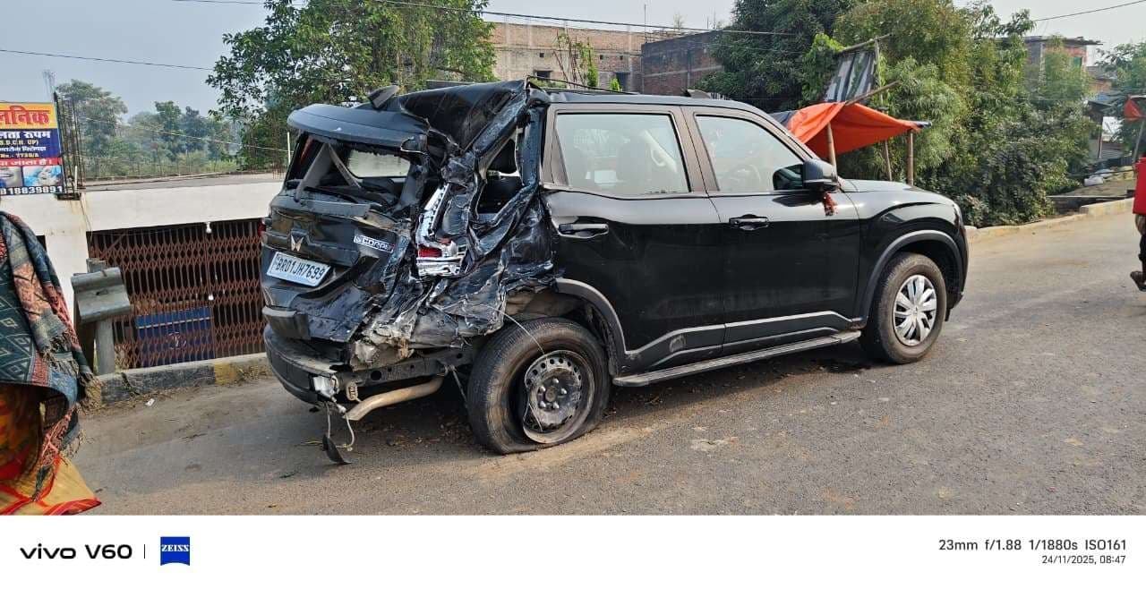 तेज रफ्तार ट्रक ने स्कॉर्पियो में मारी टक्कर, हताहत नहीं