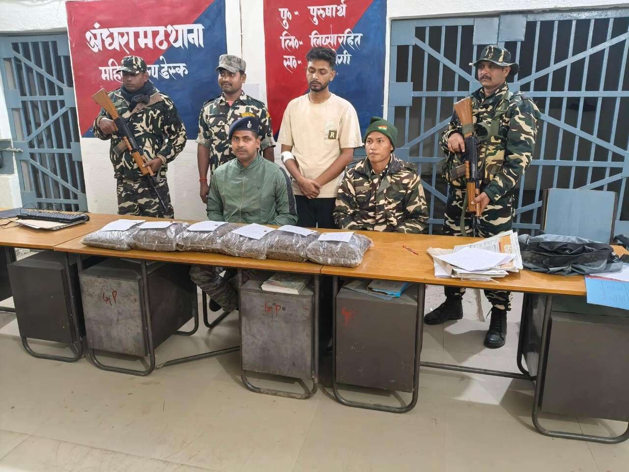 Madhubani News : छह किलो गांजा के साथ एक नेपाली नागरिक गिरफ्तार