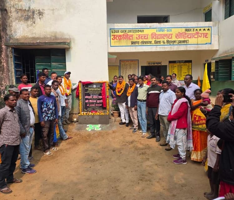Chaibasa News : खेड़ियाटांगर स्कूल में 6 कमरों के भवन की आधारशिला रखी