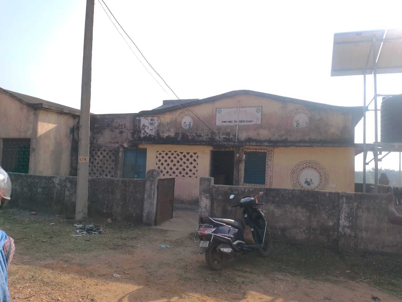 Giridih news :उप स्वास्थ्य केंद्र खेतको नहीं आते चिकित्सक, सुविधाओं का भी अभाव