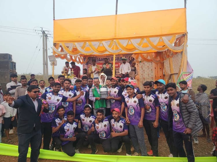 East Singhbhum News : प्रीमियर क्रिकेट लीग सीजन-1 पर रॉयल-11 ने कब्जा जमाया