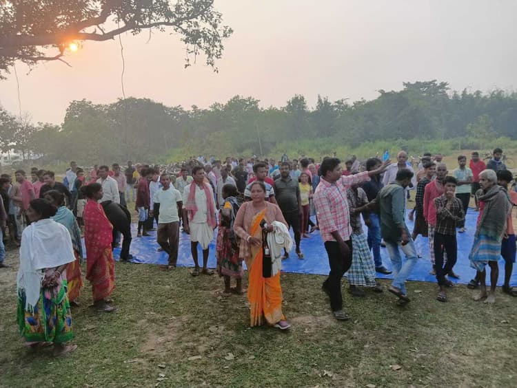 East Singhbhum News : जमीन खरीद-बिक्री में फर्जीवाड़ा के आरोपी को ग्रामीणों ने घेरा, हंगामा