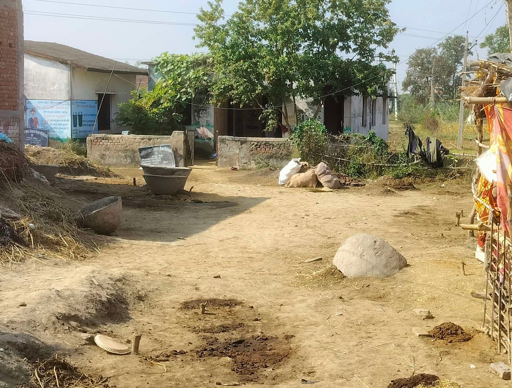 19 साल बाद भी दो आंगनबाड़ी केंद्रों पर नौनिहालों को आने-जाने के लिए रास्ता नहीं