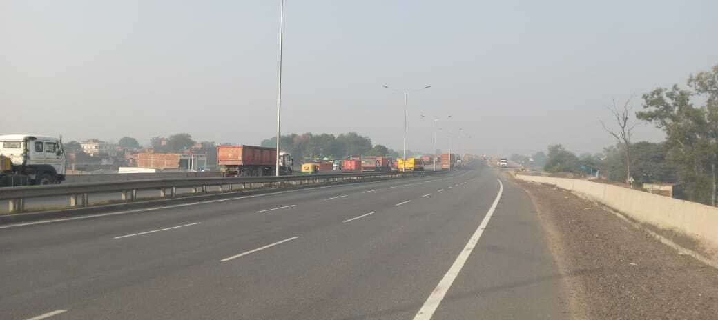 जीटी रोड पर बॉर्डर से लेकर कुल्हड़ियां तक सड़क किनारे खड़े रहते हैं वाहन