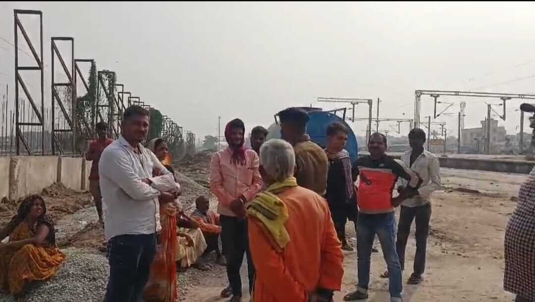 रेलवे की बैरिकेडिंग से रास्ता बंद, ग्रामीणों ने किया विरोध प्रदर्शन