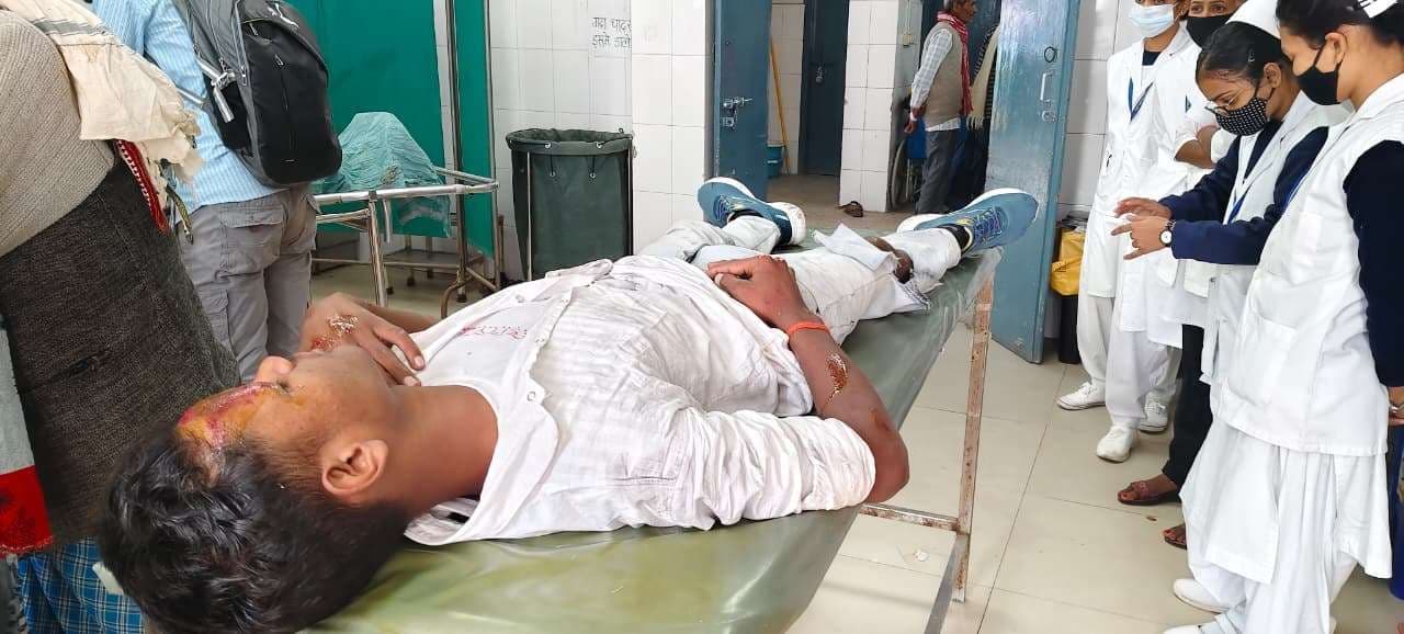 औखरा के समीप बाइक पलटने से दो युवक हुए घायल