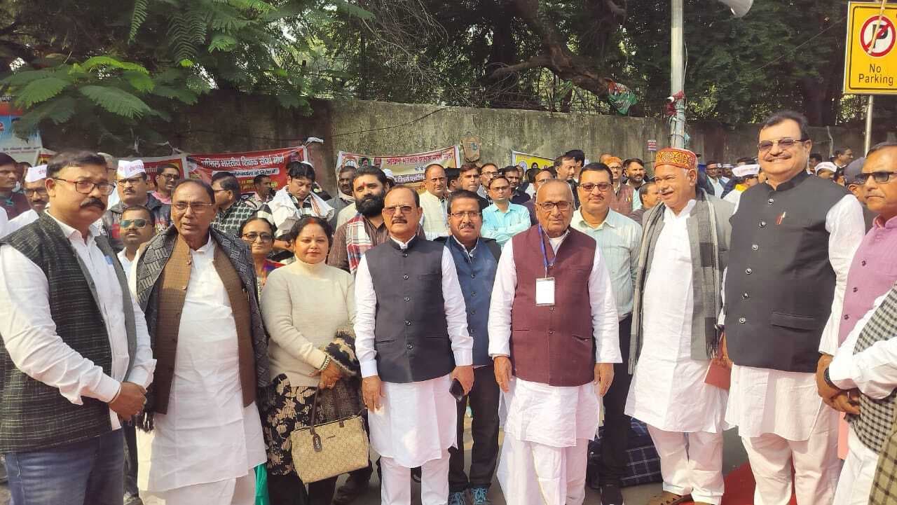 पुरानी पेंशन के लिए शिक्षकों ने संघ के आह्वान पर जंतर मंतर पर दिया धरना