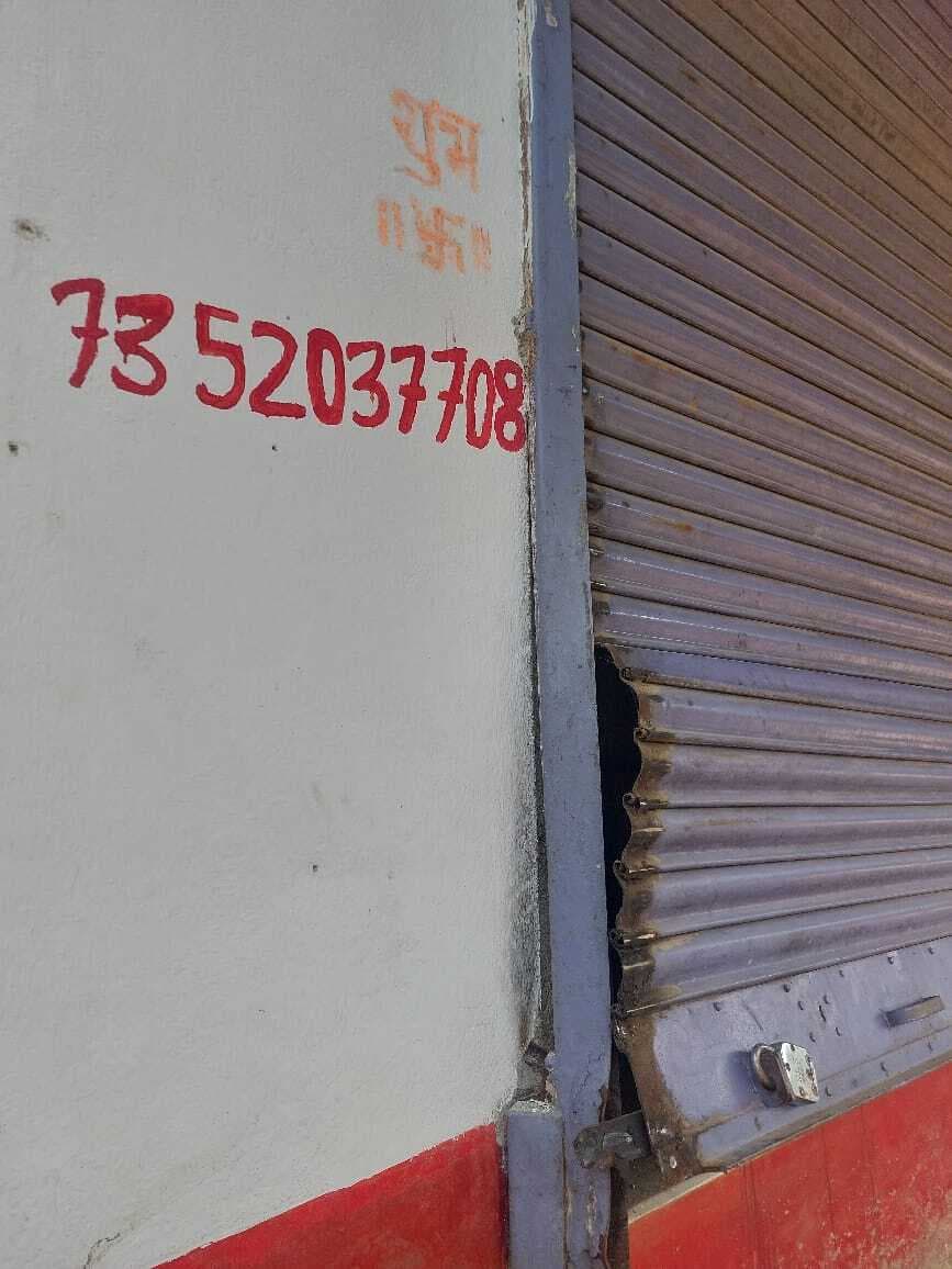 सोना-चांदी की दो दुकानों का शटर तोड़कर हजारों की चोरी, मामले की जांच में जुटी पुलिस