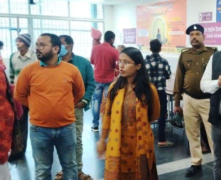 डीएम के निर्देश पर नगर आयुक्त ने मॉडल अस्पताल का किया निरीक्षण, सफाई व्यवस्था पर जताई नाराजगी