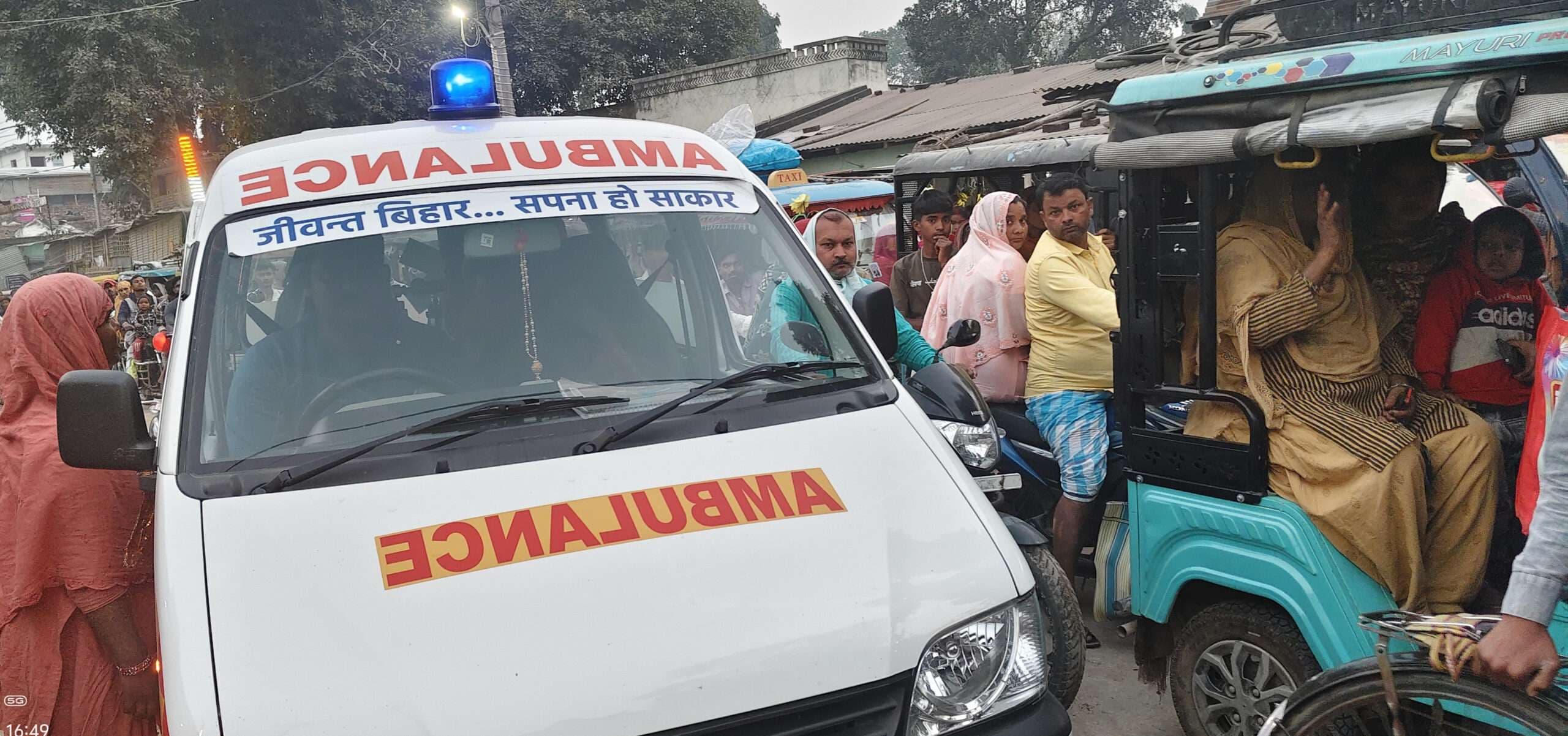 भवानीपुर में जाम में फंसे एम्बुलेंस को निकाल बचायी रोगी की जान