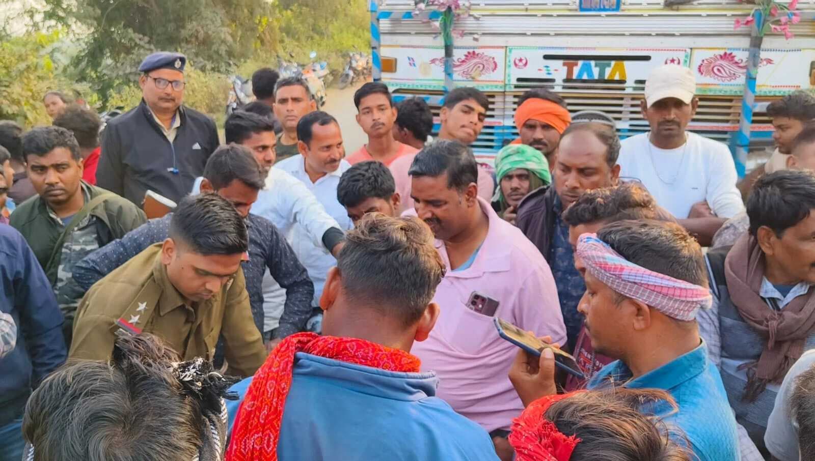 बालू उठाव पर रोक हटाने की मांग, यूनियन ने किया रोड जाम