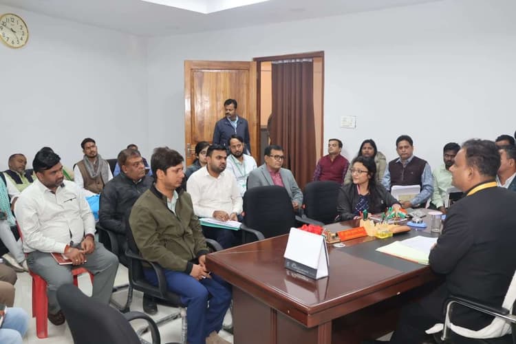 राजनीतिक दलों को उपलब्ध करायी कोसी स्नातक निर्वाचन सूची की प्रति