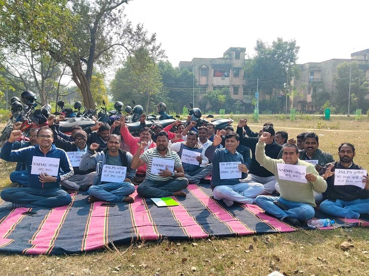 आजीविका मिशन कर्मियों का धरना पांच दिनों से जारी