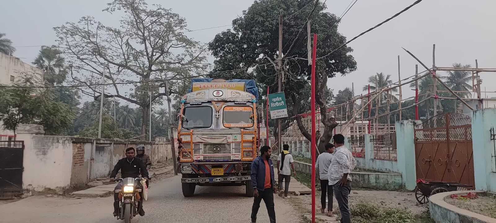 बिजली विभाग की लापरवाही से जगह-जगह लटक रहे तार, भारी गाड़ियों की आवाजाही में परेशानी