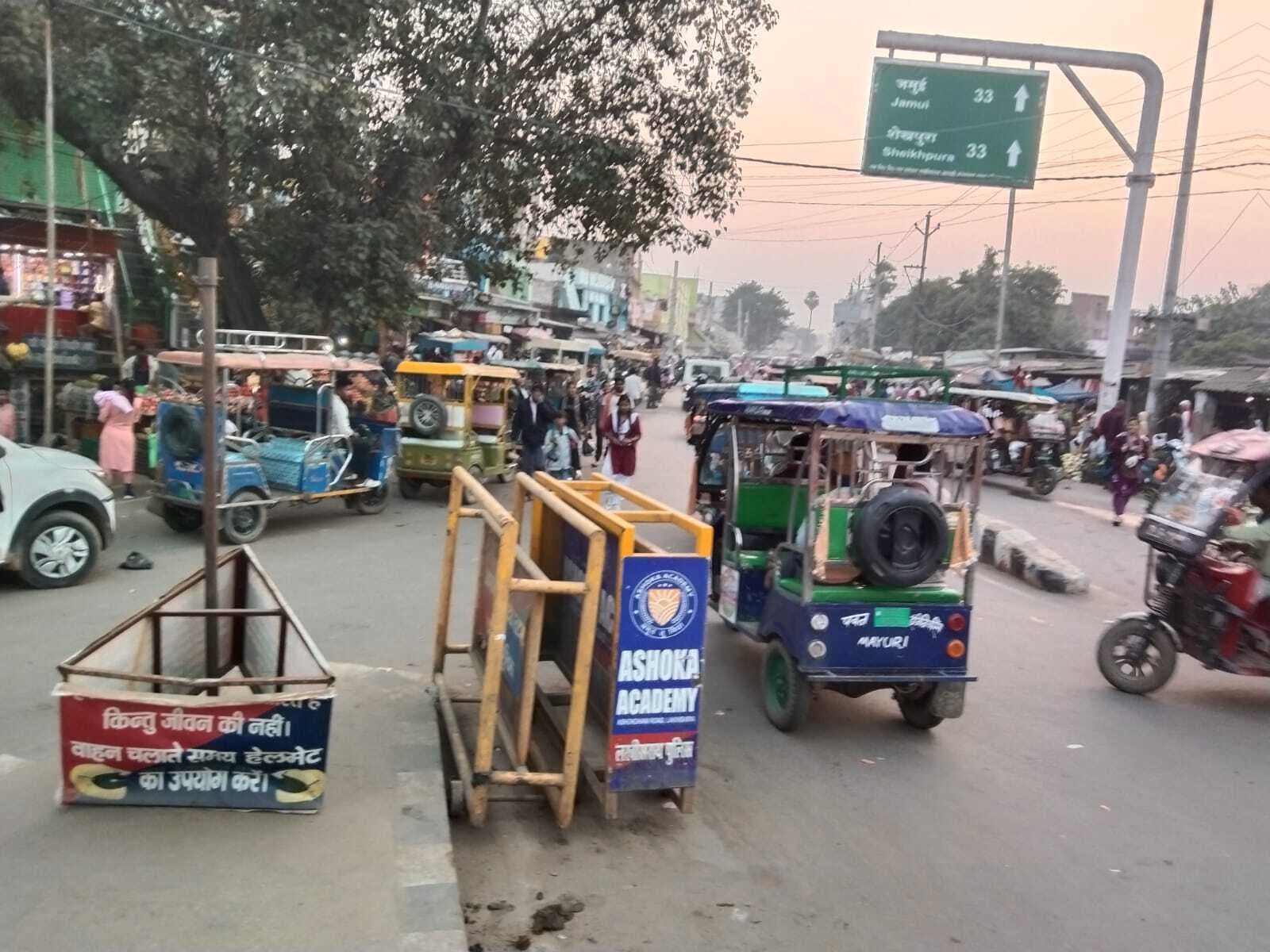 अतिक्रमण से कराह रही विद्यापीठ चौक के चारों ओर की सड़कें