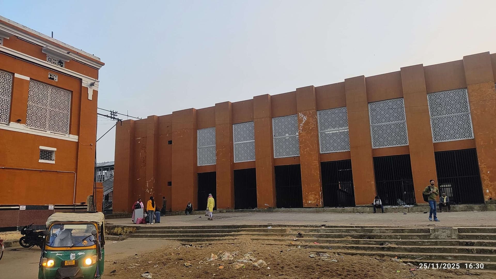 जमालपुर के नवनिर्मित कॉमर्शियल बिल्डिंग में रेल यात्रियों के लिए खुलेगा भोजनालय