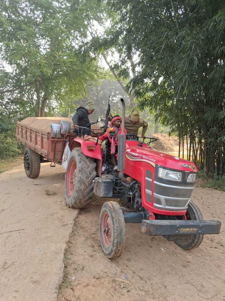 जिलेभर में बालू की अवैध ढुलाई कर रहे आठ ट्रैक्टर जब्त