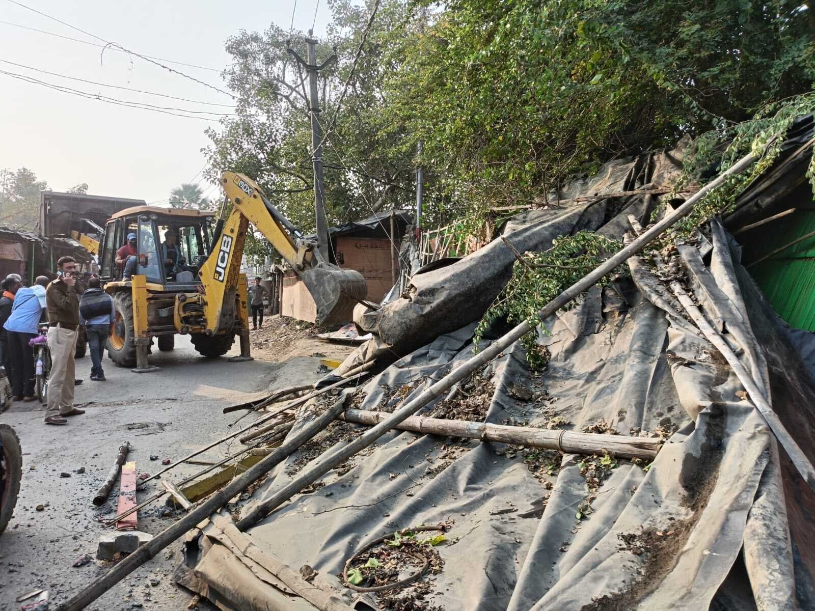 Darbhanga News: अतिक्रमणकारियों के बीच हड़कंप, दूसरे दिन भी चला बुल्डोजर