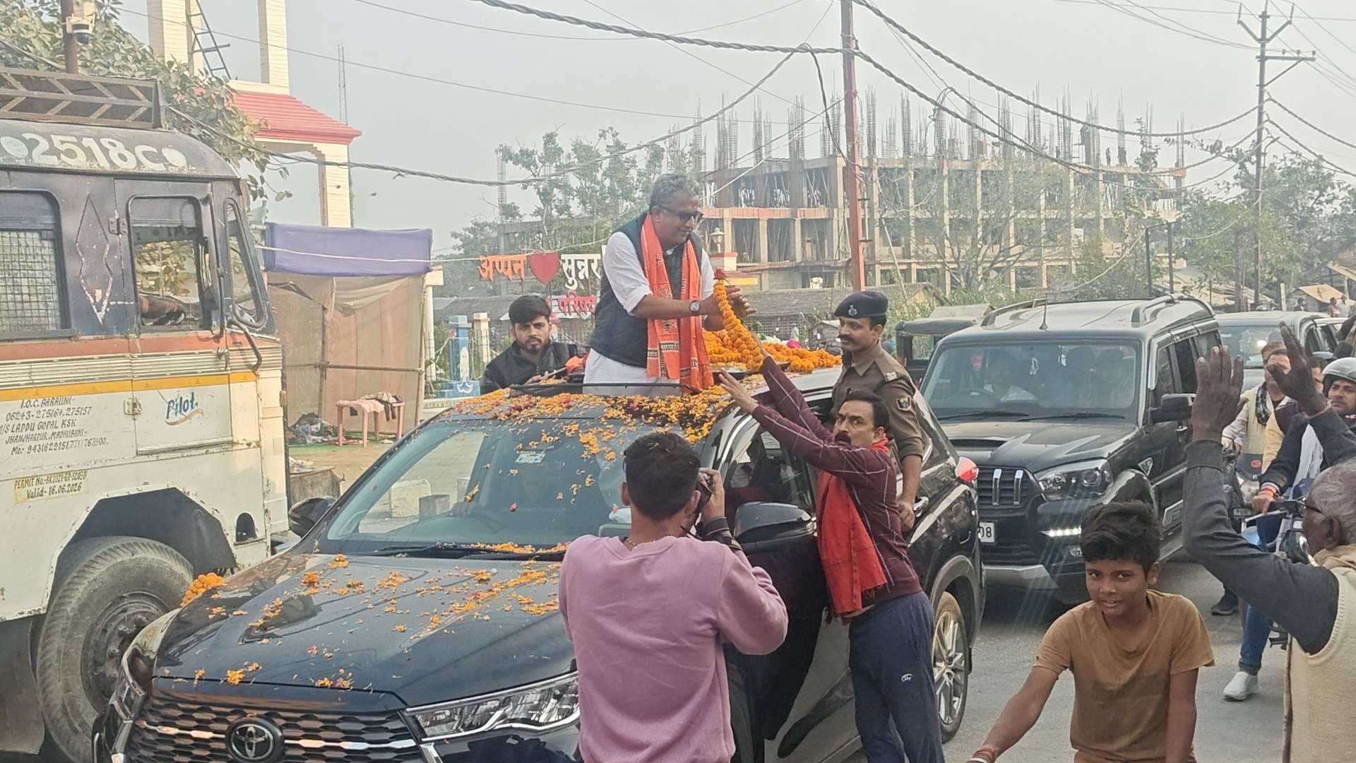 Madhubani News : आभार सभा में विधायक नीतीश मिश्रा का कार्यकर्ताओं ने किया स्वागत