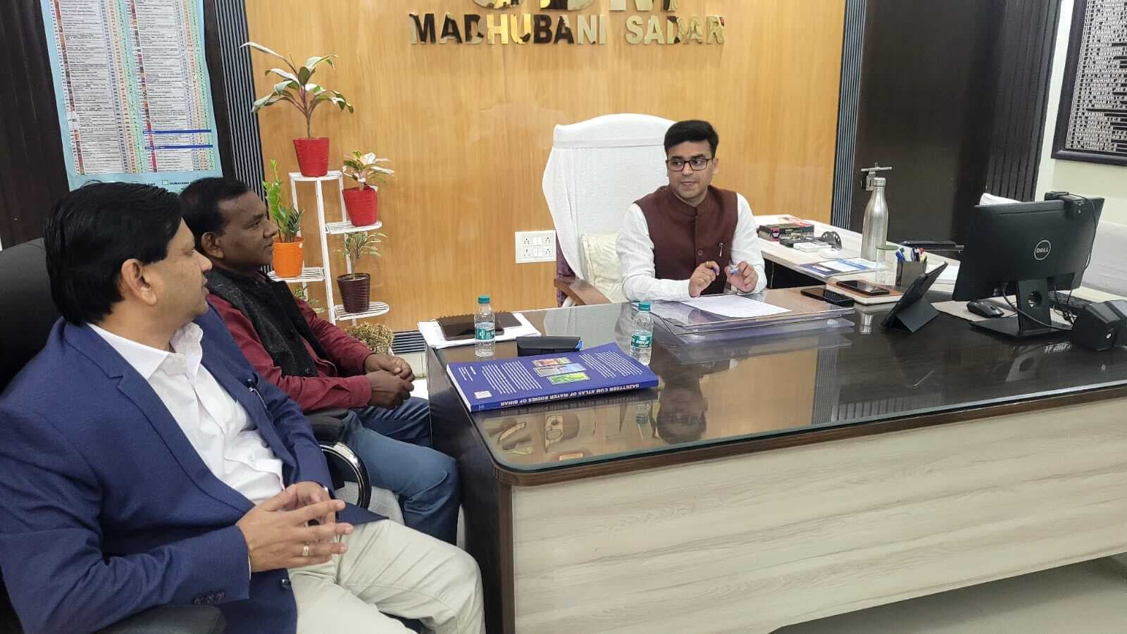 Madhubani News : शहर में ऑटो व इ – रिक्शा का परिचालन अब कलर कोडिंग के साथ निर्धारित रुट पर होगा