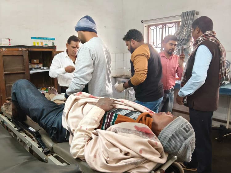 Giridih News :पिकअप वैन व बाइक में टक्कर, दो घायल