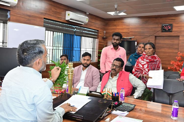 Giridih News :जनता दरबार लगाकर डीसी ने सुनीं समस्याएं