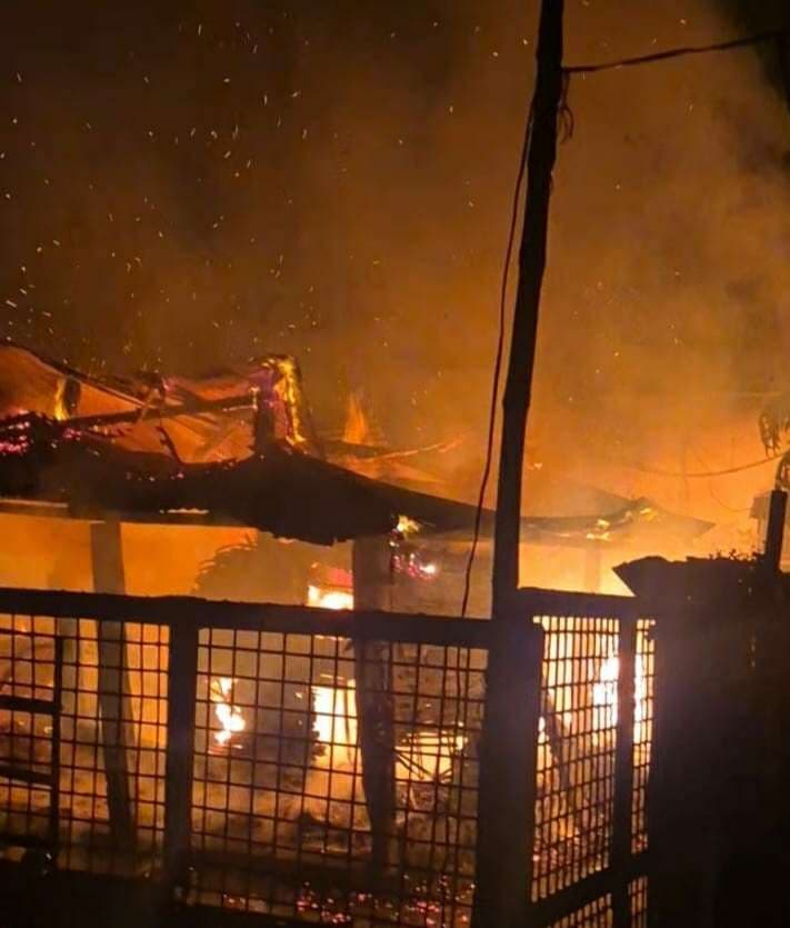 बंद पड़े वर्क शॉप व आवासीय परिसर में लगी आग