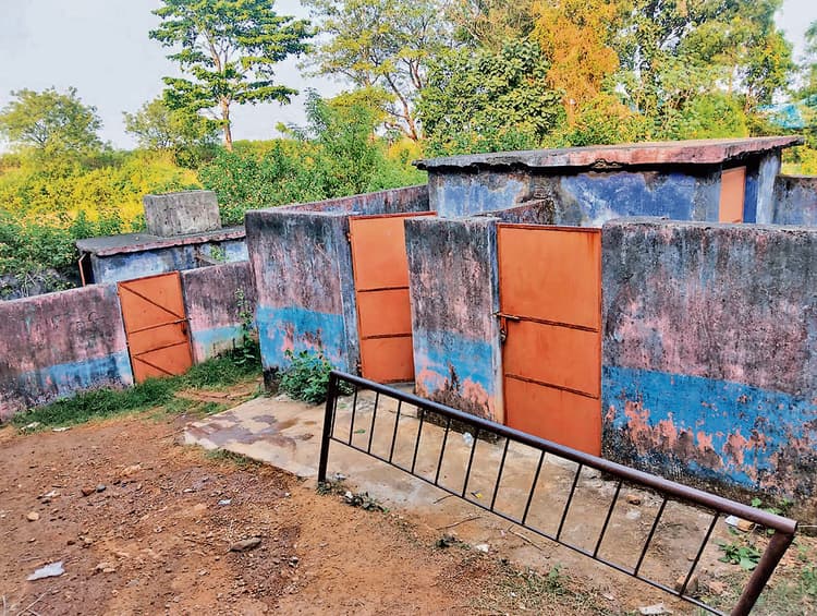 West Singbhum News : रोवाऊली का प्राथमिक विद्यालय जर्जर, जान जोखिम में डाल बैठ रहे बच्चे