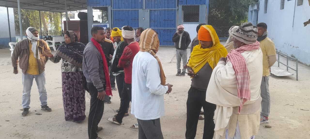 बाइक सवार युवक की मौत, दो भाई गंभीर रूप से जख्मी